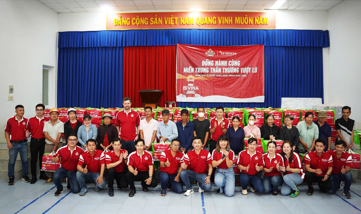 Đại diện nhãn hàng Bivina chụp hình lưu niệm cùng bà con phường Tây Nha Trang, Khánh Hòa.