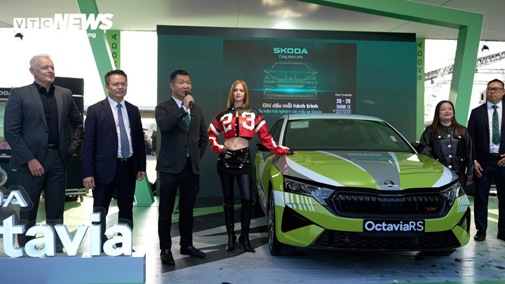 Ông Đàm Đình Thông, Tổng Giám Đốc Skoda Việt Nam, chia sẻ về các mẫu xe mới nhất của hãng xe CH Séc đang nhập khẩu và lắp ráp trong nước mang tới cho người tham gia trải nghiệm tại triển lãm. (Ảnh: Hùng Cường)