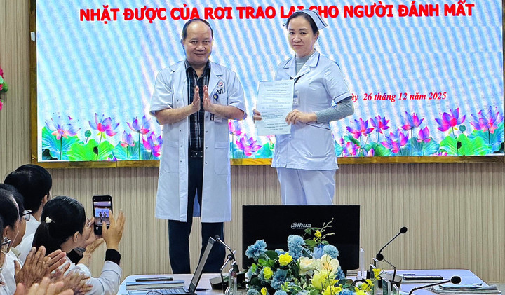 Bệnh viện Đa khoa Khu vực Quảng Nam trao thưởng đột xuất cho điều dưỡng Châu Thị Bích Trâm. (Ảnh: B.V)