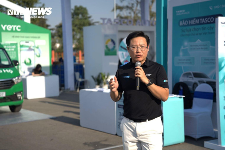 Ông Hoàng Anh Tuấn, Tổng giám đốc Tasco Auto, chia sẻ tại triển lãm về hệ sinh thái từ phân phối, bảo hiểm và dịch vụ cứu hộ VETC vừa mới ra mắt cùng ngày. (Ảnh: Hùng Cường)