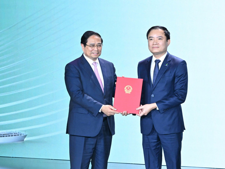 Thủ tướng Phạm Minh Chính trao quyết định và chúc mừng tân Chủ tịch Hội đồng Thành viên Petrovietnam Lê Ngọc Sơn. (Ảnh: PVN)