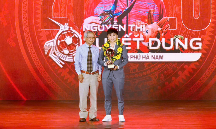 Nguyễn Thị Tuyết Dung là cầu thủ đầu tiên được vinh danh.