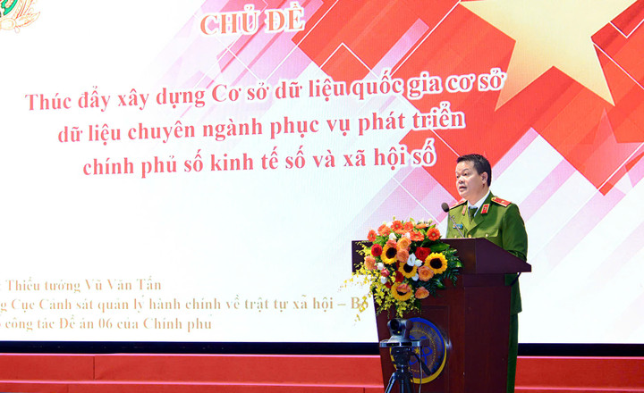 Thiếu tướng Vũ Văn Tấn, Cục trưởng C06 phát biểu tại hội nghị. (Ảnh: Minh Hoàn)