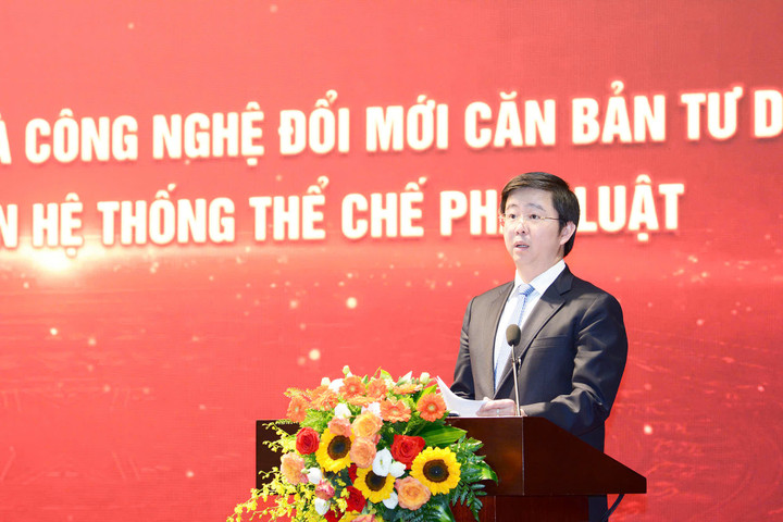 Thứ trưởng Bùi Hoàng Phương báo cáo tổng kết hoạt đông năm 2025 và phương hướng hoạt động năm 2026 của Bộ KH&CN. (Ảnh: Bộ KH&CN)