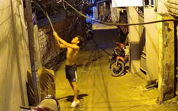 Nguyễn Văn Tân dùng gậy đập phá camera an ninh do công an lắp đặt. Ảnh: Camera ghi lại