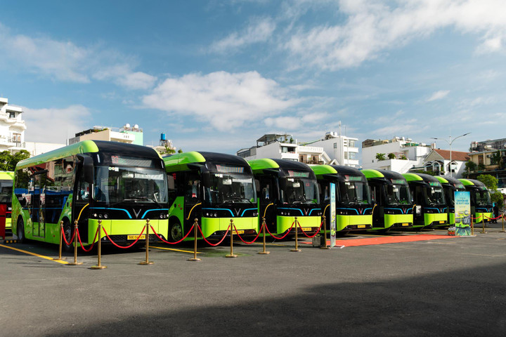 58 xe buýt điện VinFast EB 8 sẽ đi vào hoạt động trên hai tuyến 33 và 150 từ ngày 27/12