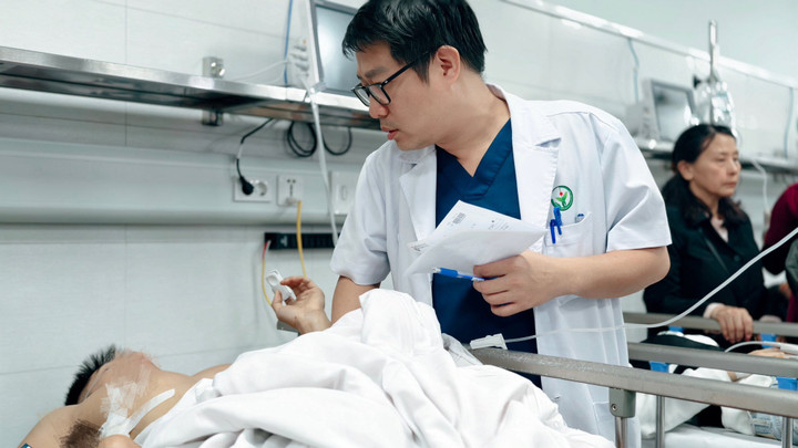 Bệnh nhân 29 tuổi chấn thương ngực kín đã dẫn lưu màng phổi, vết thương phức tạp tầng sinh môn. Người bệnh có chỉ định phẫu thuật cấp cứu.