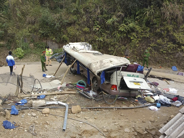 Vụ lật xe làm 18 người thương vong.