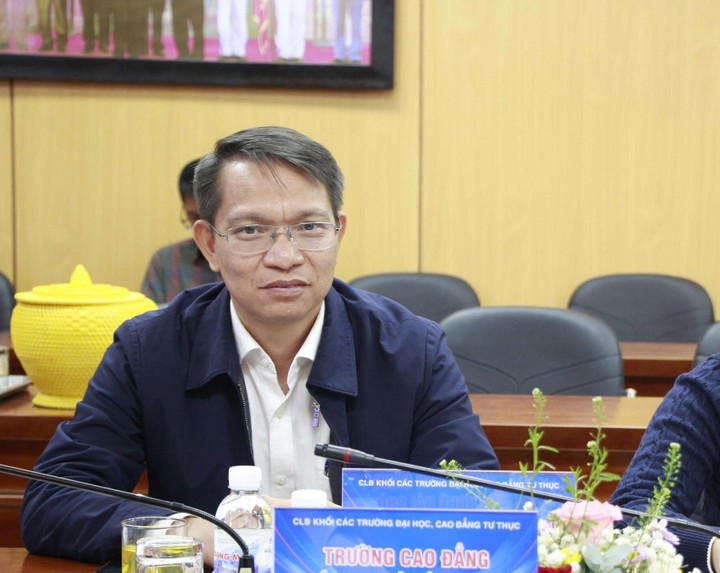 Tiến sĩ Nguyễn Văn Sinh - Hiệu trưởng Trường Cao đẳng Quốc tế Hà Nội tham gia thảo luận.