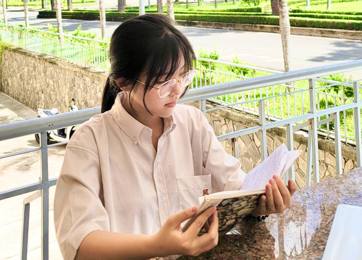 Thủ khoa Võ Thu Trang tại trường Đại học Khoa học Tự nhiên, Đại học Quốc gia TP.HCM, tháng 7/2025. (Ảnh: NVCC)