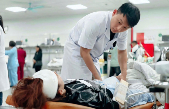 Các bác sĩ Bệnh viện Việt Đức khẩn trương cấp cứu, điều trị cho các nạn nhân trong vụ lật xe khách, nhiều trường hợp bị đa chấn thương nặng. (Ảnh: BV Việt Đức)