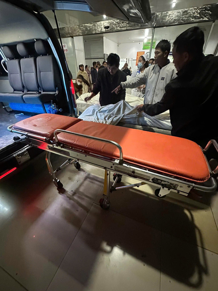 Xe chữa cháy đưa nạn nhân đi cấp cứu.