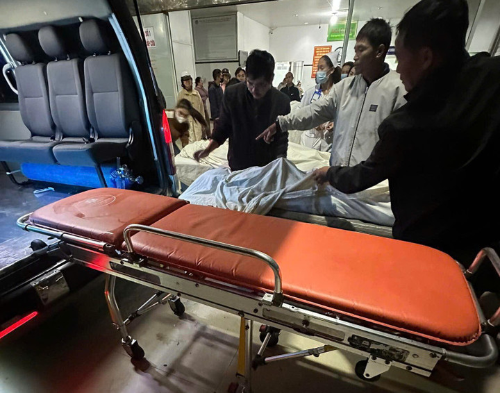 Khi tiếp cận hiện trường, lực lượng chức năng đã kịp thời cứu sống một trẻ sơ sinh hơn một tháng tuổi và đưa ra ngoài an toàn.