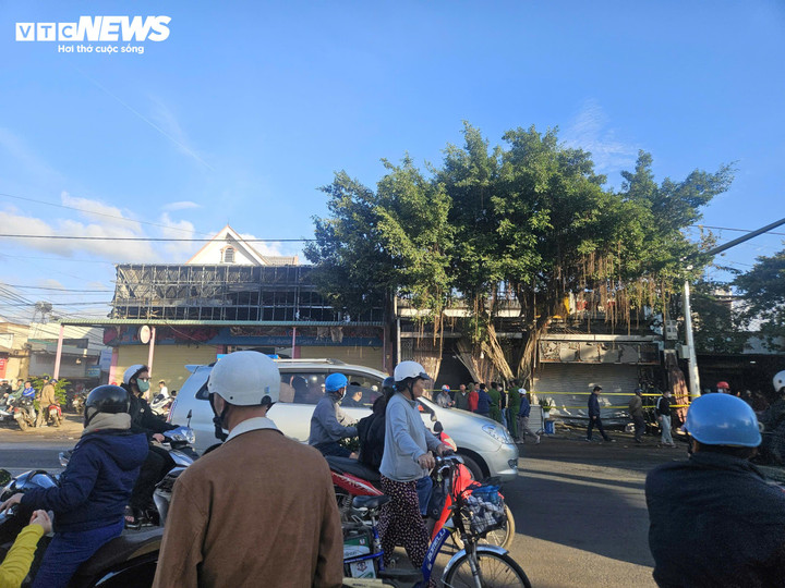 Ngôi nhà bị cháy là nhà cấp IV, không có tầng, vừa để ở vừa kinh doanh thiết bị, phụ kiện điện nước.