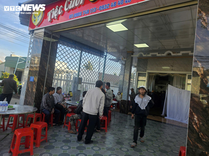 Hiện thi thể các nạn nhân đã được đưa về nhà bố mẹ cách hiện trường khoảng 50m.