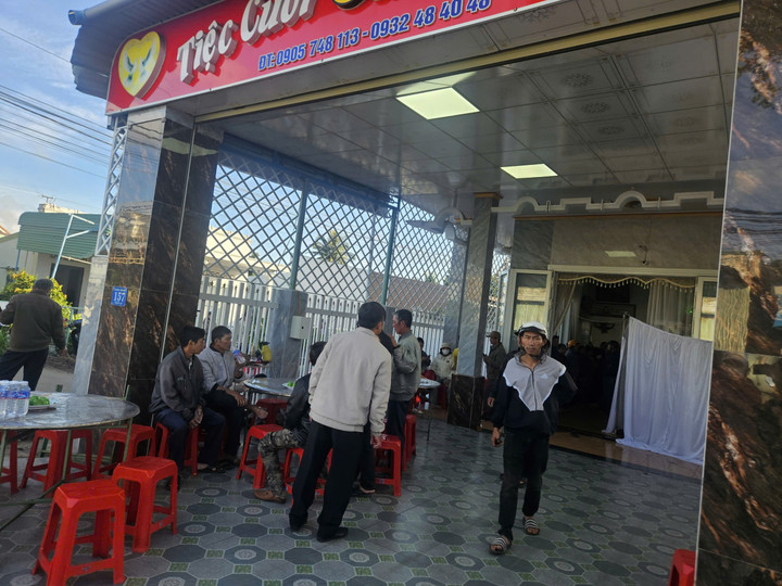 Người dân tiếc thương các nạn nhân xấu số.