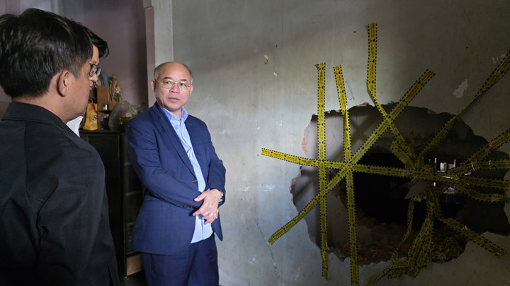 Người dân phá bức tường để cứu các nạn nhân nhưng bất thành.