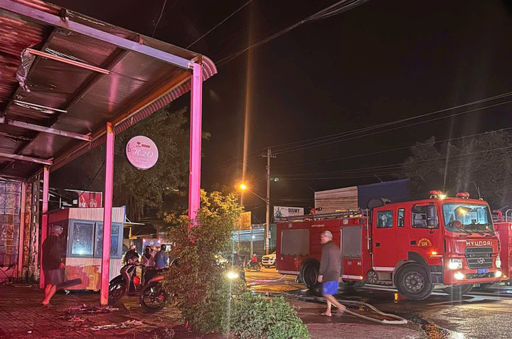 Xe chữa cháy có mặt tại hiện trường.