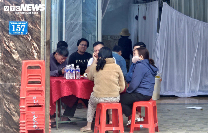 Ông Cảnh (đeo kính) ngồi lặng người trước nỗi mất mát lớn.