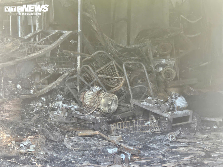 Các vật dụng bên trong bị cháy rụi.