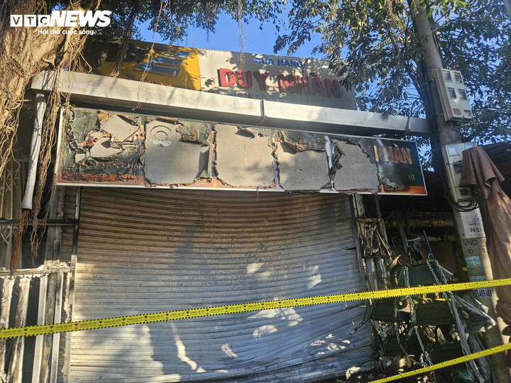 Khi cảnh sát tiếp cận hiện trường, lực lượng cứu nạn xác định có nhiều người mắc kẹt bên trong.