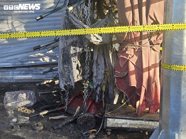 Theo nhân chứng, cửa ngôi nhà là cửa cuốn nên khi xảy ra vụ cháy, các nạn nhân không thể thoát ra ngoài.