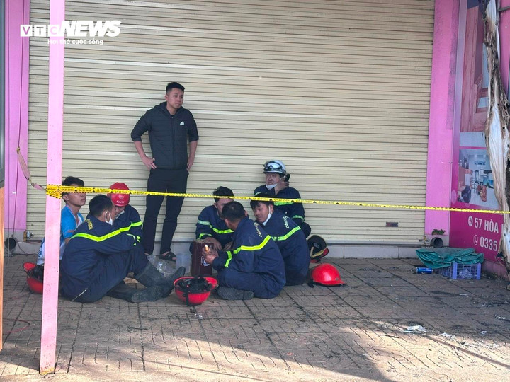 Lực lượng PCCC ăn vội bữa sáng sau một đêm cứu người.