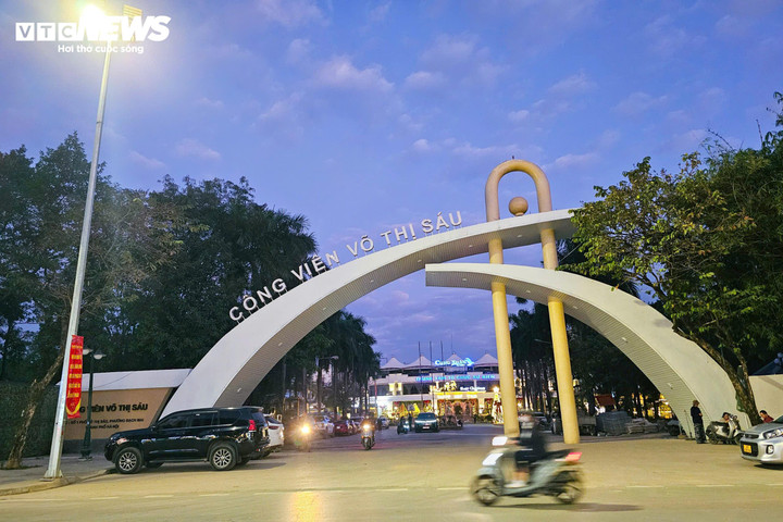 Sau nhiều năm rơi vào tình trạng xuống cấp, nhếch nhác, nhiều hạng mục hư hỏng, Công viên Võ Thị Sáu (phường Bạch Mai, TP Hà Nội) nay đang được đẩy nhanh tiến độ cải tạo, chỉnh trang và bước vào giai đoạn hoàn thiện cuối cùng của dự án.