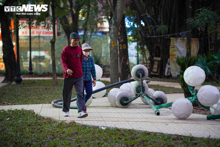 Theo kế hoạch, Công viên Võ Thị Sáu dự kiến được khánh thành vào ngày 7/1/2026. Việc công viên đang được đẩy nhanh tiến độ trong sự đồng thuận, phấn khởi của người dân cho thấy hiệu quả bước đầu của công tác chỉnh trang, cải tạo không gian công cộng. Đây cũng là minh chứng cho nỗ lực của thành phố trong việc từng bước khắc phục những tồn tại kéo dài, đưa các công viên trở lại đúng vai trò là “lá phổi xanh” phục vụ cộng đồng.