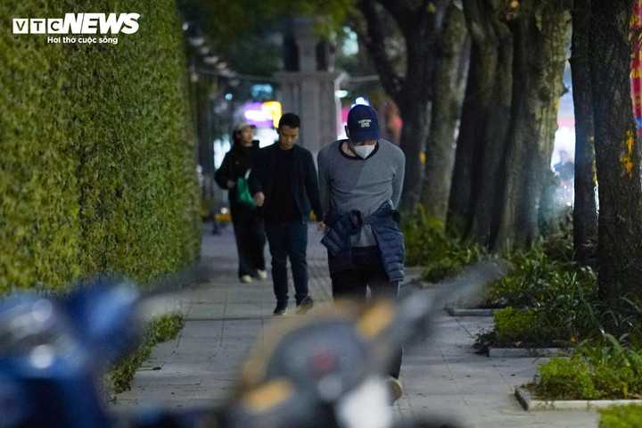 Song song với đó là hình ảnh ngày càng đông người dân tìm đến vui chơi, tập thể dục, bày tỏ sự phấn khởi trước diện mạo mới của không gian xanh giữa lòng Thủ đô. Hệ thống lối đi trong công viên đã được lát gạch đồng bộ, tạo thuận lợi cho người dân đi lại, tập thể dục.