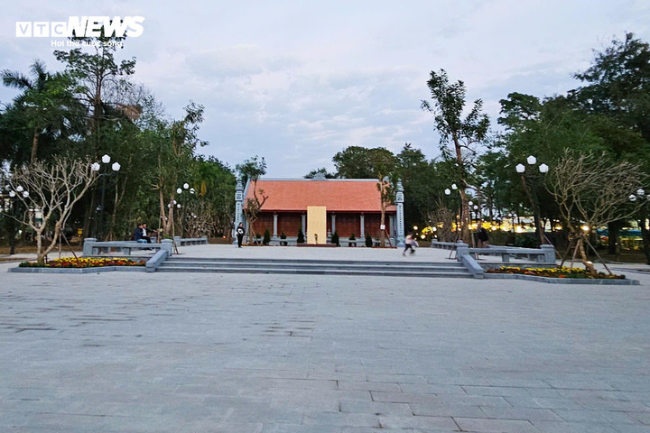 Theo thiết kế, công viên được chia thành ba khu vực chính, gồm: Khu nhà lưu niệm Anh hùng Võ Thị Sáu với diện tích hơn 3.000 m²; khu nhà chòi và công viên cây xanh rộng hơn 8.000 m²; khu miếu thờ và lầu Vọng Cảnh khoảng 1.000 m². Trong đó, điểm nhấn quan trọng là khu nhà lưu niệm Anh hùng Lực lượng vũ trang Nhân dân Võ Thị Sáu – không gian tưởng niệm, trưng bày, giáo dục truyền thống cách mạng cho các thế hệ.