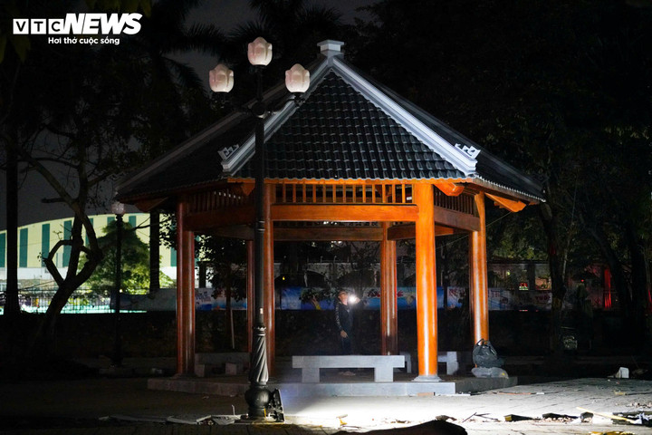 Bên cạnh đó, nhiều hạng mục của dự án đã cơ bản hoàn thành. Không khí thi công tại công viên diễn ra khẩn trương, nhộn nhịp, công nhân chia ca làm việc cả ngày lẫn đêm. Các hạng mục còn lại như hoàn thiện cảnh quan, lắp đặt trang thiết bị, chỉnh trang khu vực xung quanh nhà lưu niệm đang được gấp rút triển khai.