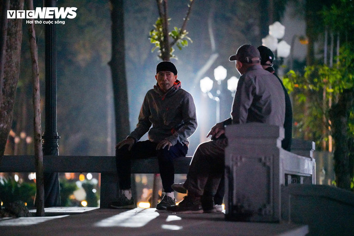 Chia sẻ với phóng viên, ông Nguyễn Đình Hoành, người dân phường Bạch Mai cho biết, ông và nhóm bạn đã có thói quen ra Công viên Võ Thị Sáu tập thể dục, trò chuyện với nhau suốt hơn 20 năm qua. “Trước đây, công viên nhếch nhác lắm, phía trong người ta tổ chức buôn bán, trông xe nên không gian cho người dân tập luyện rất chật hẹp. Nhiều lúc muốn đi bộ hay tập thể dục cũng không có chỗ. Việc công viên được cải tạo, chỉnh trang là mong mỏi của tôi suốt nhiều năm, không ngờ khi thành phố quyết định làm thì chỉ trong khoảng hai tháng, ước vọng hơn 20 năm của chúng tôi đã thành hiện thực”, ông Hoành nói.