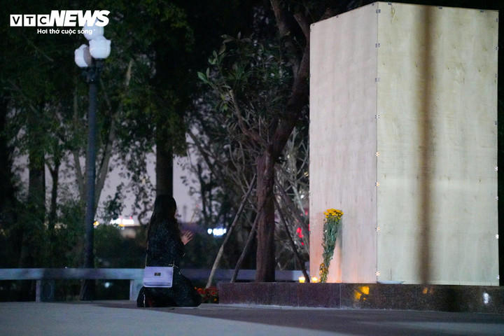 Khu nhà tưởng niệm Anh hùng Võ Thị Sáu đã hoàn thiện phần xây dựng, dù hiện mới có bệ đá đặt tượng, song không gian trang nghiêm, sạch sẽ. Đáng chú ý, dù chưa đến ngày khánh thành, nhiều người dân đã tự nguyện mang hoa, thắp hương để tưởng nhớ nữ anh hùng, thể hiện sự trân trọng đối với giá trị lịch sử của công trình.