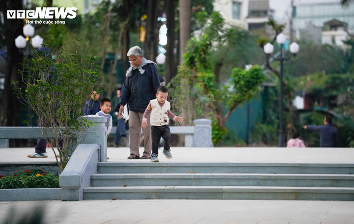 Sân chơi chung được hoàn thiện, không gian cây xanh được bổ sung, sắp xếp lại, mang đến diện mạo thông thoáng, sáng sủa hơn so với trước đây. Vào sáng sớm và chiều tối, nhiều người dân quanh khu vực đã bắt đầu quay trở lại công viên để đi bộ, tập thể dục, vui chơi cùng gia đình.