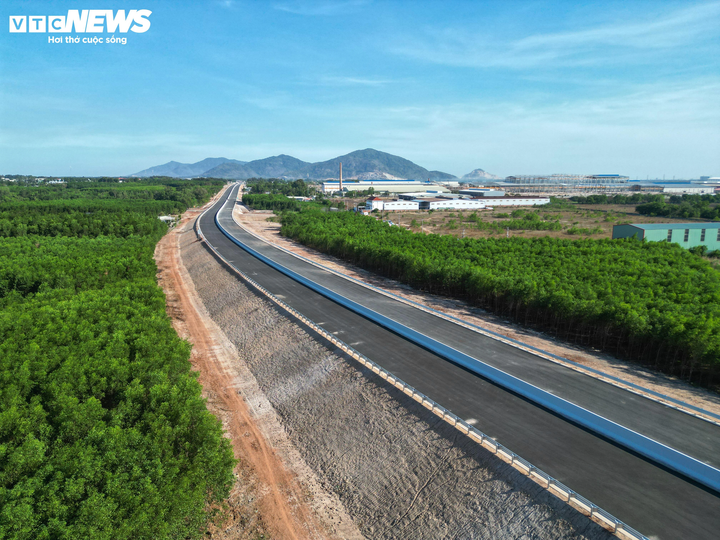 Cao tốc Biên Hòa-Vũng Tàu, tuyến kết nối quan trọng giữa Đồng Nai và khu du lịch biển của TP.HCM, đã hoàn thiện. (Ảnh: Lương Ý)
