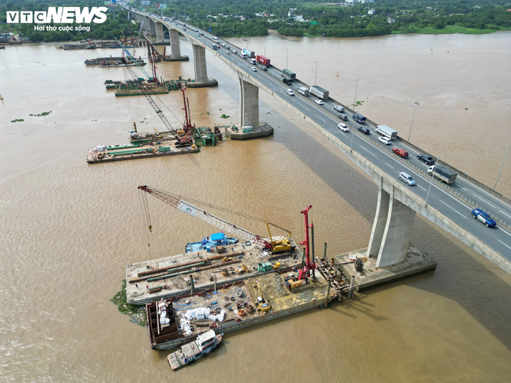 Cao tốc TP.HCM-Long Thành-Dầu Giây đang được mở rộng. (Ảnh: Lương Ý)