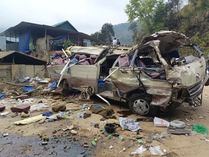 Chiếc xe bị hu hỏng nặng, 9 người tử vong.