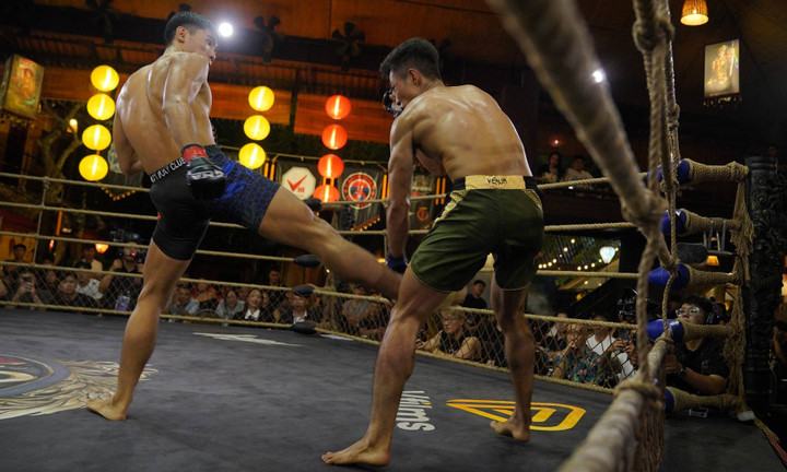 Nguyên Lộc (bên trái) liên tiếp tung ra các đòn phá trụ.