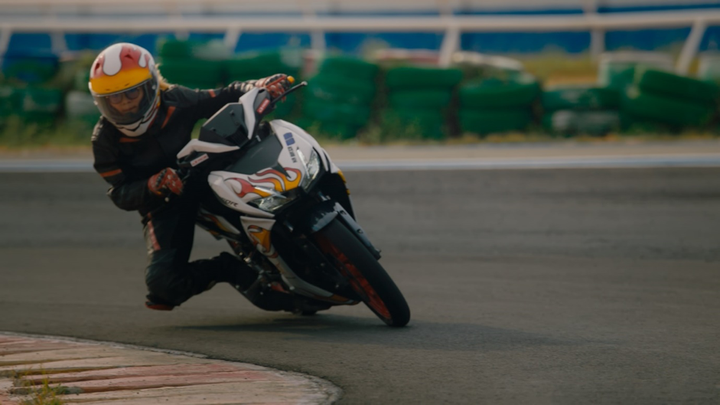 Nữ tay đua Yến gây ấn tượng và truyền cảm hứng với tinh thần mạnh mẽ và quyết liệt.