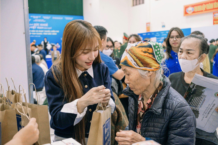 Trong tháng 11, ca sĩ Hoà Minzy đồng hành cùng chương trình "Long Châu sẻ chia" đưa yêu thương đến với bà con Bắc Ninh.