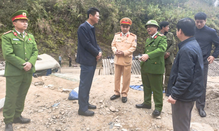 Ông Nguyễn Thế Phước, Phó Chủ tịch Thường trực UBND tỉnh Lào Cai trực tiếp đến hiện trường chỉ đạo công tác khắc phục hậu quả.