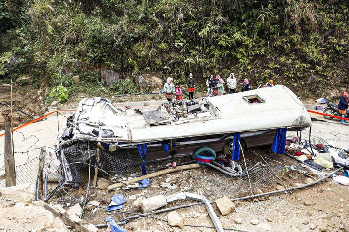 Chiếc xe khách bị biến dạng, vò nát sau tai nạn. (Ảnh: Văn Đức)