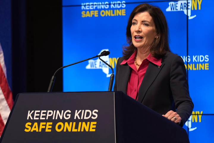 Thống đốc New York Kathy Hochul phát biểu tại sự kiện công bố luật mới yêu cầu các nền tảng mạng xã hội hiển thị cảnh báo về nguy cơ ảnh hưởng đến sức khỏe tâm thần của trẻ em. (Nguồn: Associated Press)