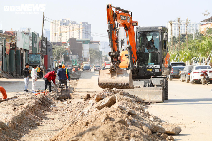 Nhà thầu huy động tối đa máy móc, nhân lực, tổ chức thi công 3 ca, 4 kíp, đẩy nhanh hoàn thiện các hạng mục, cam kết đưa công trình về đích đầu năm 2026.