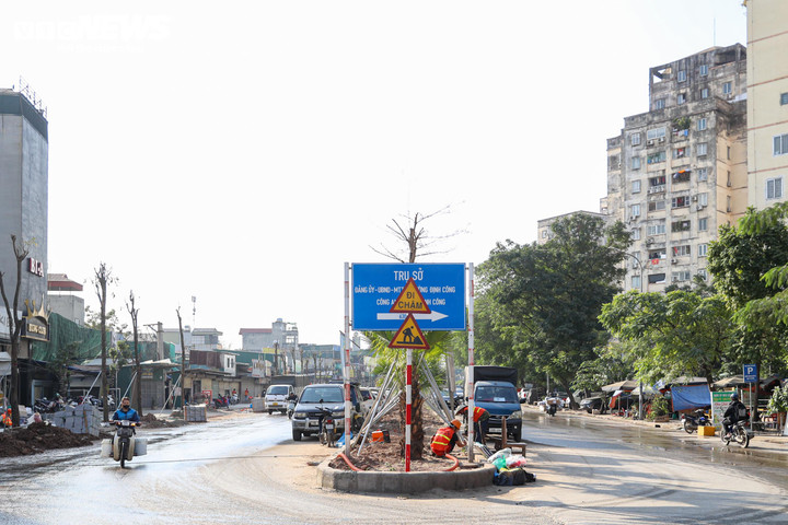 Dự án khởi công tháng 3/2014, đặt mục tiêu hoàn thành năm 2018 nhưng lại kéo dài đến năm 2020. Sau đó, dự án tạm dừng thi công khi mới đạt khoảng 40% khối lượng, do hợp đồng chưa được gia hạn và báo cáo nghiên cứu khả thi điều chỉnh chưa được phê duyệt.