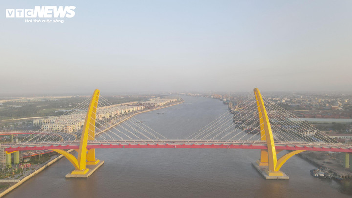 Bắc qua sông Cấm nối đô thị trung tâm với đảo Vũ Yên, cầu Máy Chai (cầu Hoàng Gia) do Tập đoàn Vingroup đầu tư, khởi công tháng 9/2023, tổng mức vốn hơn 2.300 tỷ đồng. Ngày 19/8/2025, cầu chính thức khánh thành và được coi là biểu tượng mới của Hải Phòng.