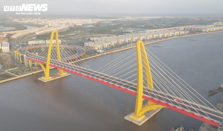 Nhìn theo phương ngang cầu, hình dáng mỗi tháp cầu được thiết kế lấy cảm hứng từ hình tượng cánh chim thể hiện khát vọng bay cao. Khoảng trống giữa của đường dẫn hình tròn nói trên được thiết kế làm bãi đỗ xe và trạm sạc xe điện.