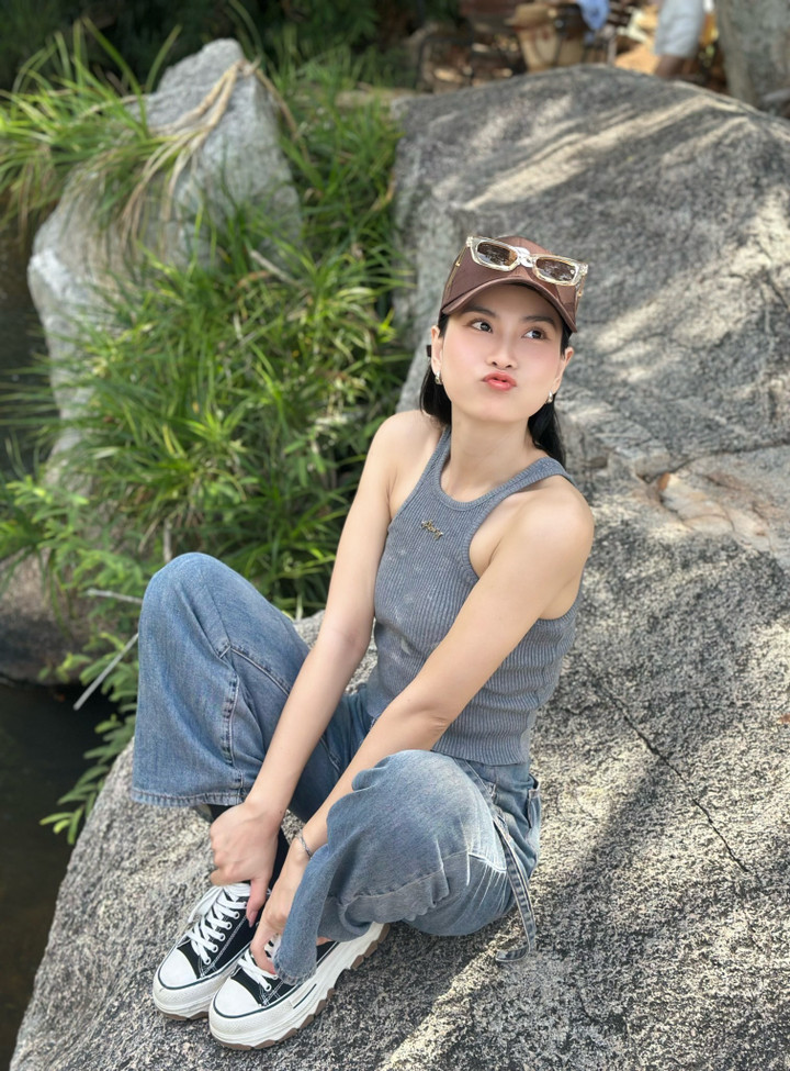 Ở tuổi 27, Trâm Anh được nhiều khán giả nhận xét ngày càng “lột xác” về ngoại hình. Nếu trên màn ảnh, cô thường xuất hiện với gương mặt ít son phấn, tạo hình giản dị, thậm chí có phần lam lũ, thì ngoài đời, Trâm Anh sở hữu nhan sắc trong trẻo, đường nét hài hòa, vóc dáng thon gọn và thần thái trẻ trung.