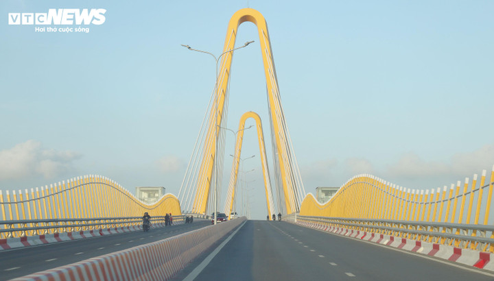 Với chiều dài gần 2,2 km, rộng 21 m với 4 làn xe, còn cầu dẫn hai bên rộng 17,5 m, cây cầu có điểm đầu nằm trên đảo Vũ Yên, điểm cuối giao với đường Lê Thánh Tông, rút ngắn thời gian di chuyển từ đảo đến trung tâm thành phố trong chưa đầy 5 phút di chuyển. Bên cạnh việc thông đường, cầu Máy Chai còn là biểu tượng mới của Hải Phòng với thiết kế đặc biệt: 2 tháp đầu cầu tạo hình vòm cong vừa gợi hình ảnh chim tung cánh bay cao, vừa tạo “Cửa Thế Giới” (World Gateway Bridge) như lời mời chào thân thiện với các cơ hội đầu tư – kinh doanh đột phá.